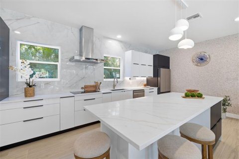 Casa en venta en Saint Petersburg, Florida, 5 dormitorios, 419.73 m2 № 2107371 - foto 5