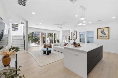 Casa en venta en Saint Petersburg, Florida, 5 dormitorios, 419.73 m2 № 2107371 - foto 8