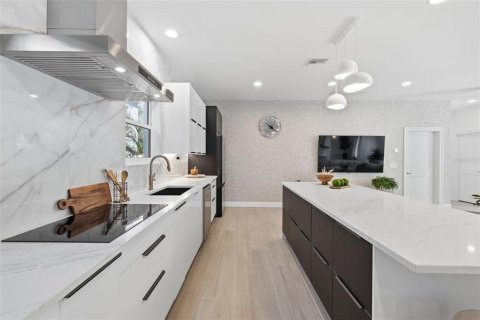 Casa en venta en Saint Petersburg, Florida, 5 dormitorios, 419.73 m2 № 2107371 - foto 7