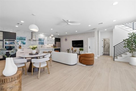 Casa en venta en Saint Petersburg, Florida, 5 dormitorios, 419.73 m2 № 2107371 - foto 6