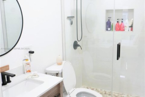 House in Miami, Florida 2 bedrooms, 108.7 sq.m. № 1993053 - photo 10