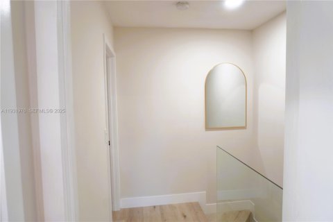 House in Miami, Florida 2 bedrooms, 108.7 sq.m. № 1993053 - photo 7