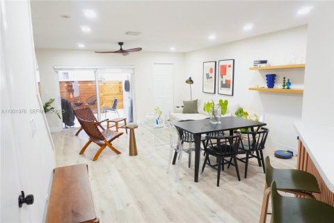 House in Miami, Florida 2 bedrooms, 108.7 sq.m. № 1993053 - photo 1