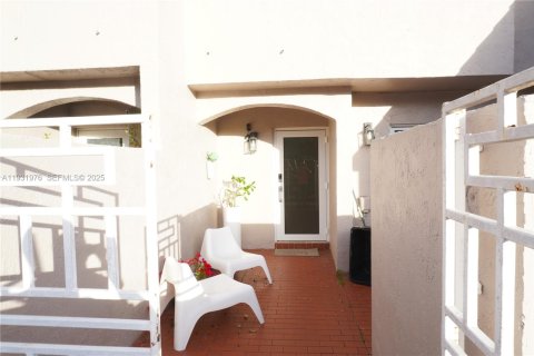 House in Miami, Florida 2 bedrooms, 108.7 sq.m. № 1993053 - photo 17