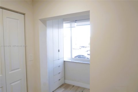 House in Miami, Florida 2 bedrooms, 108.7 sq.m. № 1993053 - photo 6