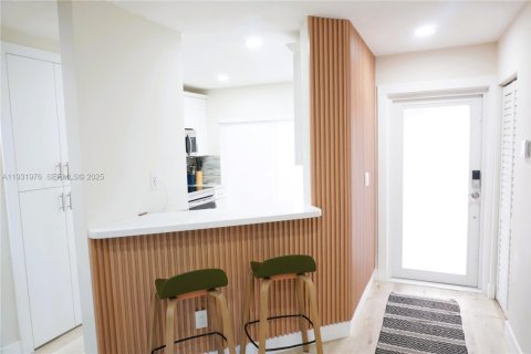 House in Miami, Florida 2 bedrooms, 108.7 sq.m. № 1993053 - photo 16