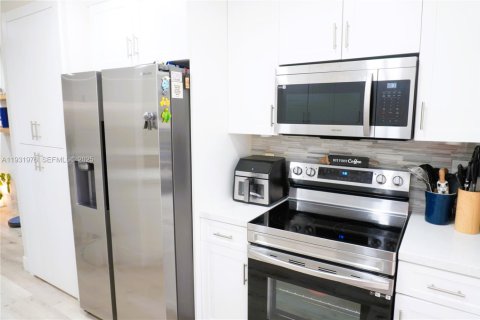 House in Miami, Florida 2 bedrooms, 108.7 sq.m. № 1993053 - photo 15