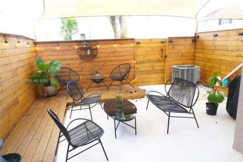 House in Miami, Florida 2 bedrooms, 108.7 sq.m. № 1993053 - photo 20