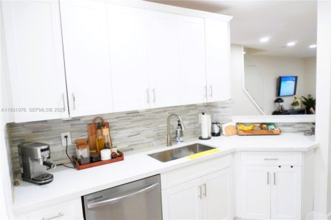 House in Miami, Florida 2 bedrooms, 108.7 sq.m. № 1993053 - photo 14