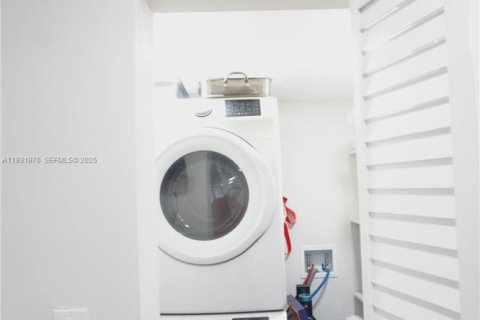 House in Miami, Florida 2 bedrooms, 108.7 sq.m. № 1993053 - photo 12