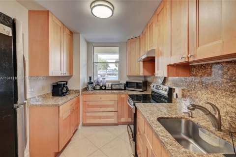 Condo in Fort Lauderdale, Florida, 2 bedrooms  № 2054020 - photo 2
