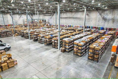 Propiedad comercial en venta en Medley, Florida № 1934871 - foto 10