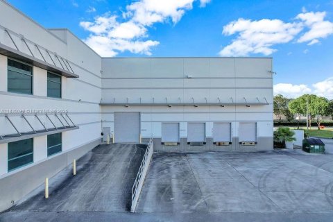 Propiedad comercial en venta en Medley, Florida № 1934871 - foto 4