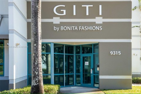 Propiedad comercial en venta en Medley, Florida № 1934871 - foto 2