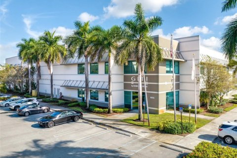 Propiedad comercial en venta en Medley, Florida № 1934871 - foto 1