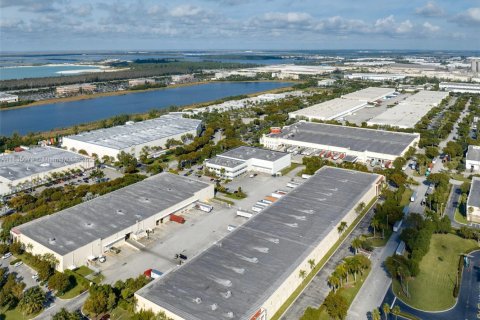 Propiedad comercial en venta en Medley, Florida № 1934871 - foto 6