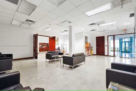 Propiedad comercial en venta en Medley, Florida № 1934871 - foto 13