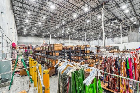 Propiedad comercial en venta en Medley, Florida № 1934871 - foto 11