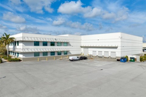 Propiedad comercial en venta en Medley, Florida № 1934871 - foto 3