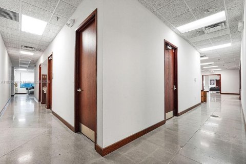 Propiedad comercial en venta en Medley, Florida № 1934871 - foto 17