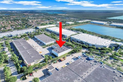 Propiedad comercial en venta en Medley, Florida № 1934871 - foto 5