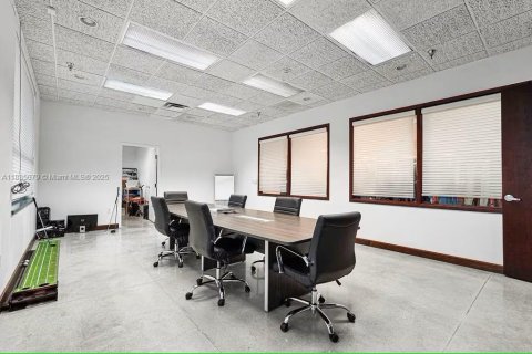 Propiedad comercial en venta en Medley, Florida № 1934871 - foto 16