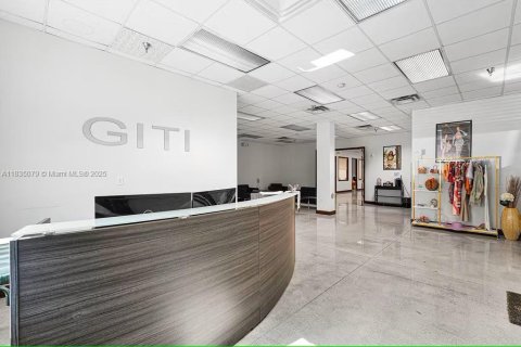 Propiedad comercial en venta en Medley, Florida № 1934871 - foto 14