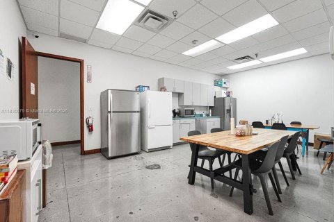 Propiedad comercial en venta en Medley, Florida № 1934871 - foto 18