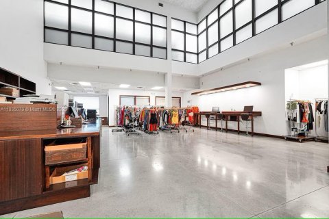 Propiedad comercial en venta en Medley, Florida № 1934871 - foto 15