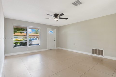 House in Tamarac, Florida 2 bedrooms, 99.22 sq.m. № 1980088 - photo 23