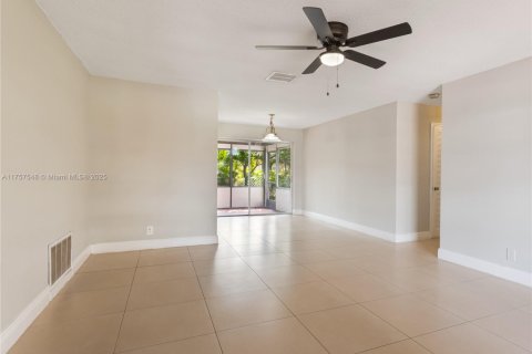 House in Tamarac, Florida 2 bedrooms, 99.22 sq.m. № 1980088 - photo 26