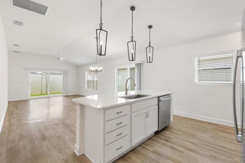 House in The Villages, Florida 3 bedrooms, 139.26 sq.m. № 1816702 - photo 4