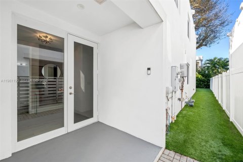 Touwnhouse à vendre à Fort Lauderdale, Floride: 3 chambres, 236.71 m2 № 2023746 - photo 3