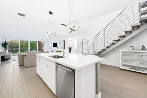 Touwnhouse à vendre à Fort Lauderdale, Floride: 3 chambres, 236.71 m2 № 2023746 - photo 7