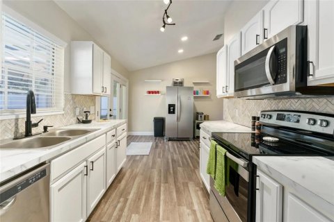 House in Lady Lake, Florida 3 bedrooms, 142.51 sq.m. № 1751085 - photo 8