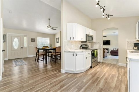 House in Lady Lake, Florida 3 bedrooms, 142.51 sq.m. № 1751085 - photo 7