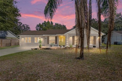 House in Lady Lake, Florida 3 bedrooms, 142.51 sq.m. № 1751085 - photo 1