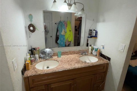 House in Miami, Florida 6 bedrooms, 229.93 sq.m. № 2023986 - photo 11