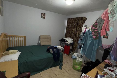 House in Miami, Florida 6 bedrooms, 229.93 sq.m. № 2023986 - photo 6