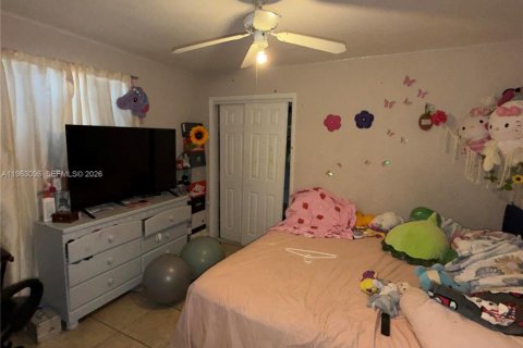 House in Miami, Florida 6 bedrooms, 229.93 sq.m. № 2023986 - photo 5