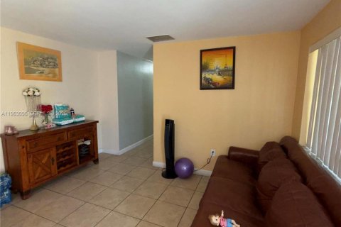 House in Miami, Florida 6 bedrooms, 229.93 sq.m. № 2023986 - photo 3