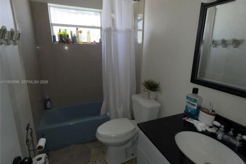 House in Miami, Florida 6 bedrooms, 229.93 sq.m. № 2023986 - photo 14