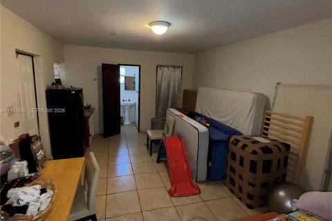 House in Miami, Florida 6 bedrooms, 229.93 sq.m. № 2023986 - photo 9