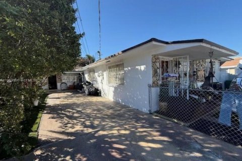 Villa ou maison à Miami, Floride 6 chambres, 229.93 m2 № 2023986