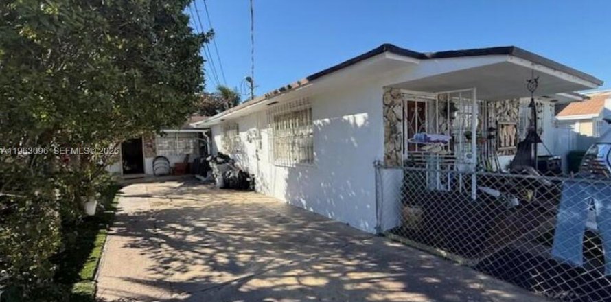 House in Miami, Florida 6 bedrooms, 229.93 sq.m. № 2023986