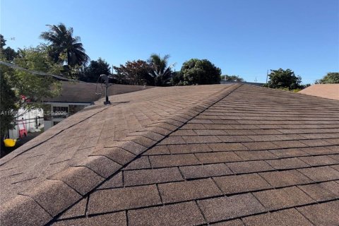 House in Miami, Florida 6 bedrooms, 229.93 sq.m. № 2023986 - photo 20