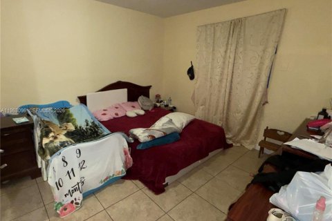 House in Miami, Florida 6 bedrooms, 229.93 sq.m. № 2023986 - photo 4