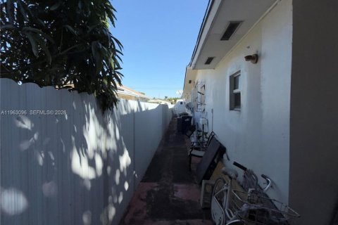 House in Miami, Florida 6 bedrooms, 229.93 sq.m. № 2023986 - photo 18