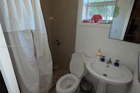 House in Miami, Florida 6 bedrooms, 229.93 sq.m. № 2023986 - photo 16