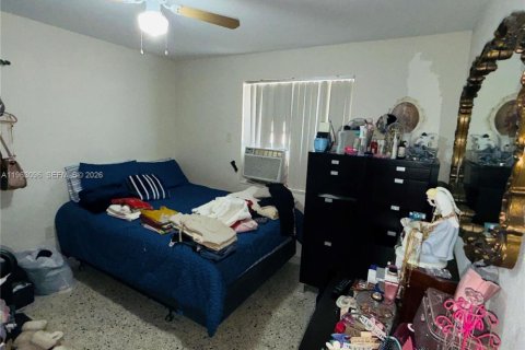 House in Miami, Florida 6 bedrooms, 229.93 sq.m. № 2023986 - photo 8